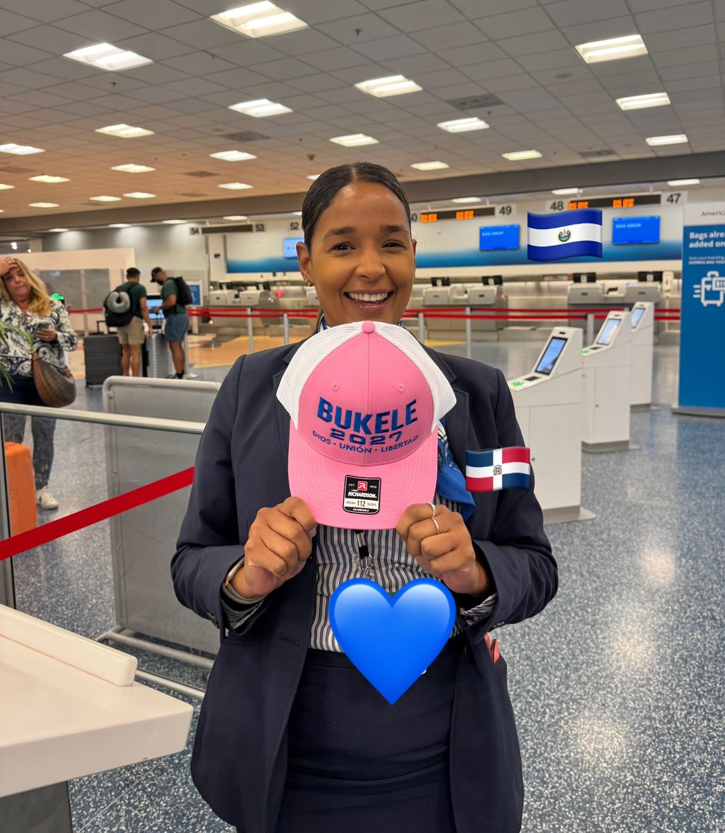 Sergio Bermudez (@martez305) on Twitter photo En el aeropuerto, esta muchacha de la República Dominicana me ayudó con mis boletos de viaje y al final me dijo, “me encanta tu gorra (Bukele)” Le tuve que regalar una gorra. 🇸🇻👍🏼🇩🇴
<a href="/nayibbukele/">Nayib Bukele</a> En el aeropuerto, esta muchacha de la República Dominicana me ayudó con mis boletos de viaje y al final me dijo, “me encanta tu gorra (Bukele)” Le tuve que regalar una gorra. 🇸🇻👍🏼🇩🇴
<a href="/nayibbukele/">Nayib Bukele</a>