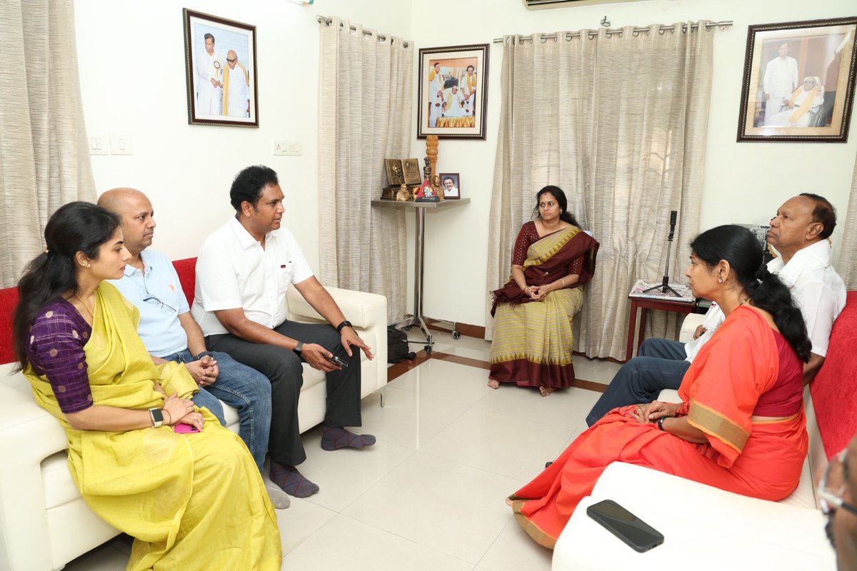 Kanimozhi (கனிமொழி) (@kanimozhidmk) on Twitter photo தி.மு.கழகப் பொருளாளர் - மக்களவைக் குழுத் தலைவர் திரு. டி.ஆர். பாலு அவர்களின் இணையர் மற்றும் அமைச்சர் திரு. <a href="/TRBRajaa/">Dr. T R B Rajaa</a> அவர்களின் தாயார் திருமிகு. ரேணுகாதேவி அவர்களது திருவுருவப் படத்திற்கு அஞ்சலி செலுத்தி, குடும்பத்தினருக்கு ஆறுதல் கூறினேன். தி.மு.கழகப் பொருளாளர் - மக்களவைக் குழுத் தலைவர் திரு. டி.ஆர். பாலு அவர்களின் இணையர் மற்றும் அமைச்சர் திரு. <a href="/TRBRajaa/">Dr. T R B Rajaa</a> அவர்களின் தாயார் திருமிகு. ரேணுகாதேவி அவர்களது திருவுருவப் படத்திற்கு அஞ்சலி செலுத்தி, குடும்பத்தினருக்கு ஆறுதல் கூறினேன்.