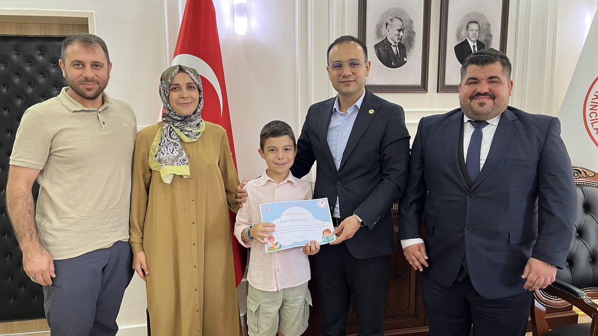 📚Gölova Kaymakamı İlçemiz Kaymakam Vekili Sn. Tarık Safa Kahveci, KÜYAP kapsamında yaz tatilini verimli geçirerek “Kitap Kurdu” belgesi almaya hak kazanan öğrencimiz Ömer Mert Kutlu’ya belgesini ve hediyesini takdim etti.
