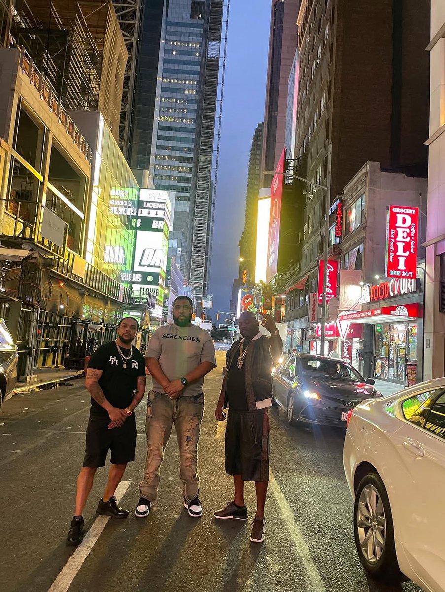 Livin_RM's tweet photo. The Usual Suspects  @mademan.1 @world4tune 5:20 in the morning ish 🌎🏴 #nyc #explorer #explorepage #exploremore #explorepage✨

#RM
#MB🌎
#Nyc🗽 https://t.co/AReCTbWQAt