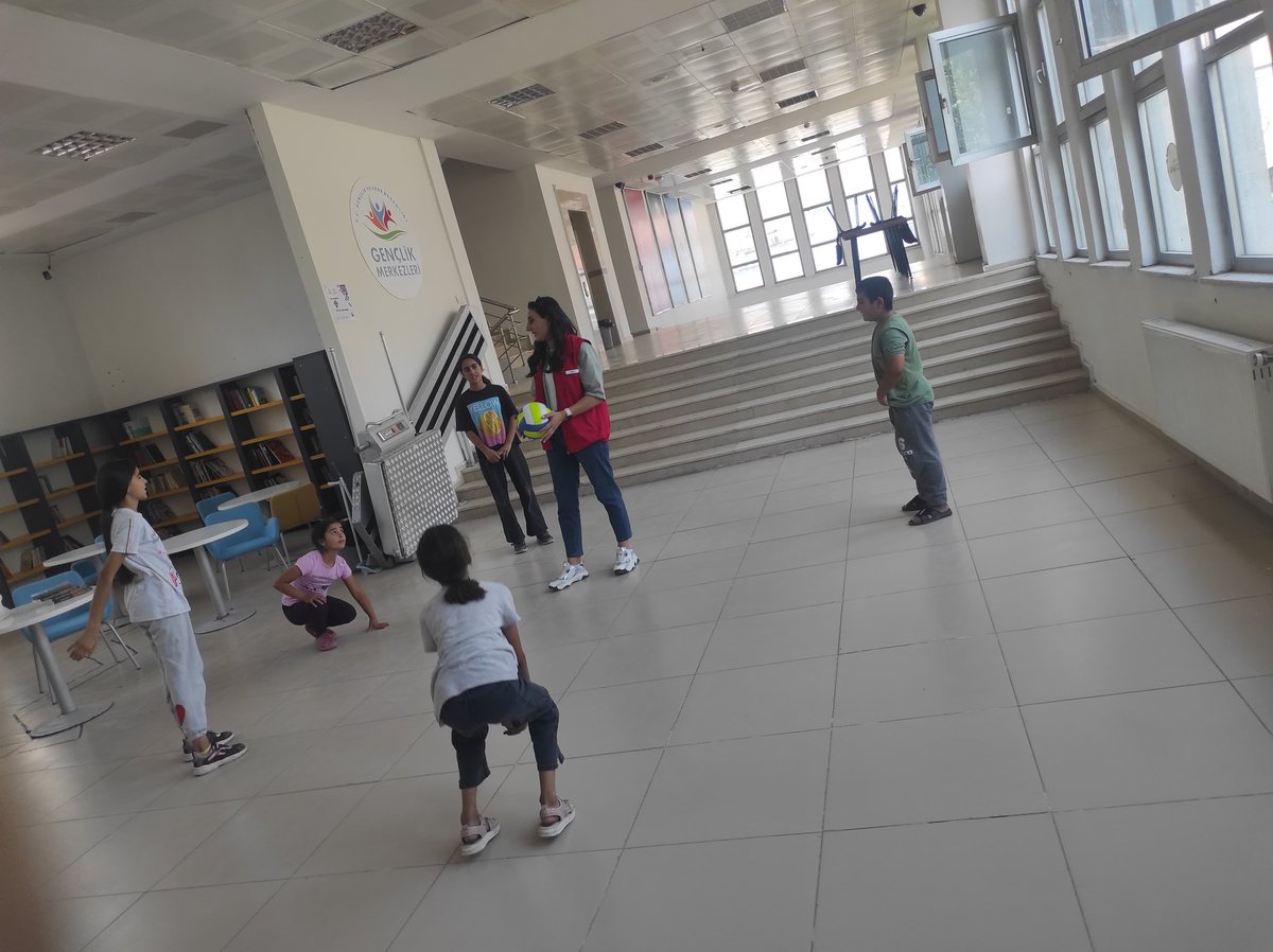 Gsb yaz Kulübü’nde bugün de çocuklarımızla oyun oynarken hem çok eğlendik hem de dikkat ve koordinasyon becerilerimizi  güçlendirdik.✨🏐

<a href="/OA_BAK/">Dr. Osman Aşkın Bak</a> <a href="/GSBgenclik/">Gençlik Hizmetleri</a> <a href="/gencliksporbak/">Gençlik ve Spor Bakanlığı 🇹🇷</a>