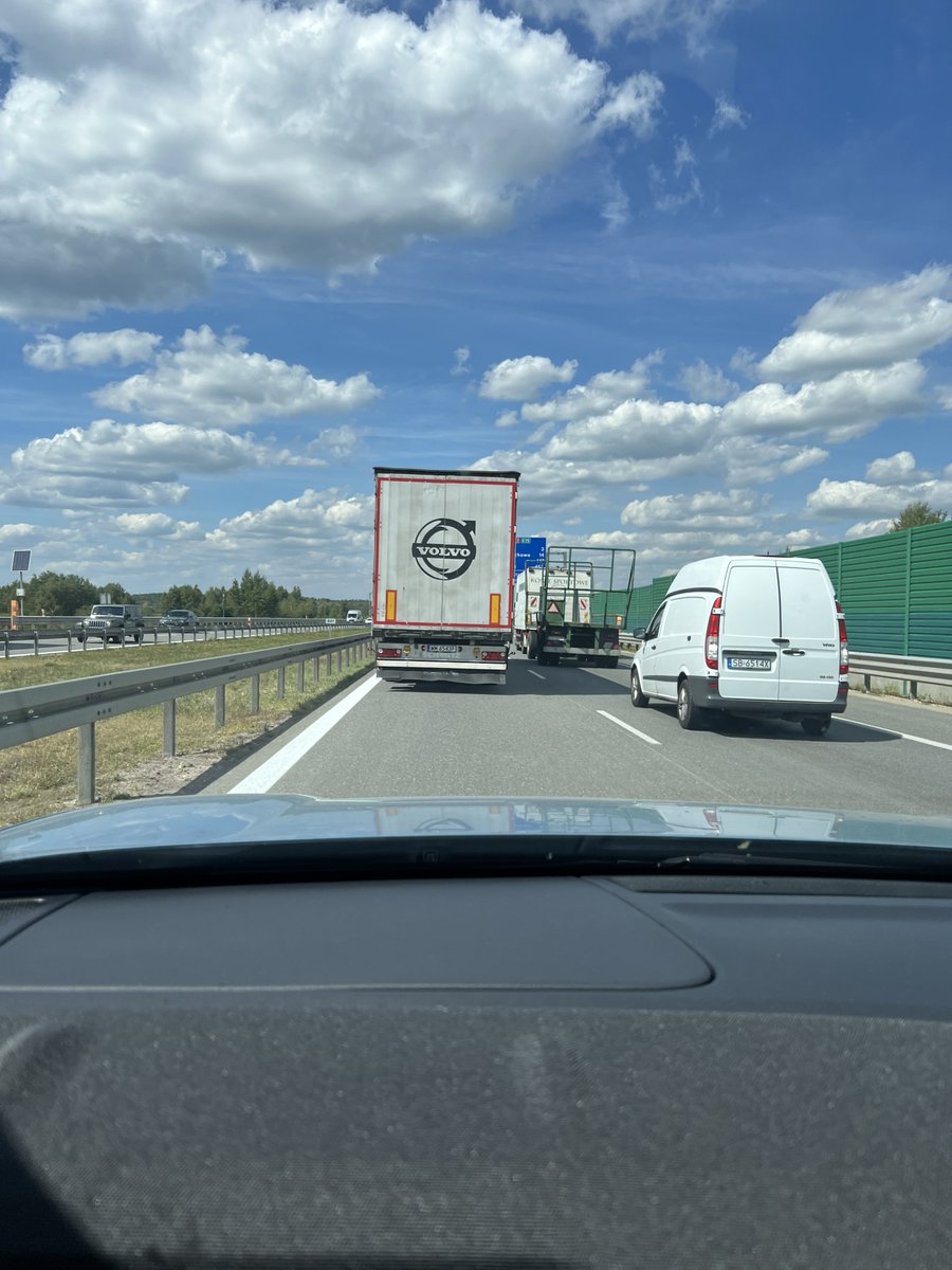 Marek (@marek_2k22) on Twitter photo Co prawda nie jeździłem autem prawie 9 miesięcy ale chyba nadal obowiązują zakaz wyprzedzania tirow?
Na trasie 350 km miałem kilkanaście takich przypadków.
Ogólnie zauważałem że bardzo to spowalnia ruch osobówek.
<a href="/SmolenMaciej/">Maciej Smoleń 🖋🎻 ⛰ 🏃🚴🏻🏋🏻Prywatnie</a> Co prawda nie jeździłem autem prawie 9 miesięcy ale chyba nadal obowiązują zakaz wyprzedzania tirow?
Na trasie 350 km miałem kilkanaście takich przypadków.
Ogólnie zauważałem że bardzo to spowalnia ruch osobówek.
<a href="/SmolenMaciej/">Maciej Smoleń 🖋🎻 ⛰ 🏃🚴🏻🏋🏻Prywatnie</a>