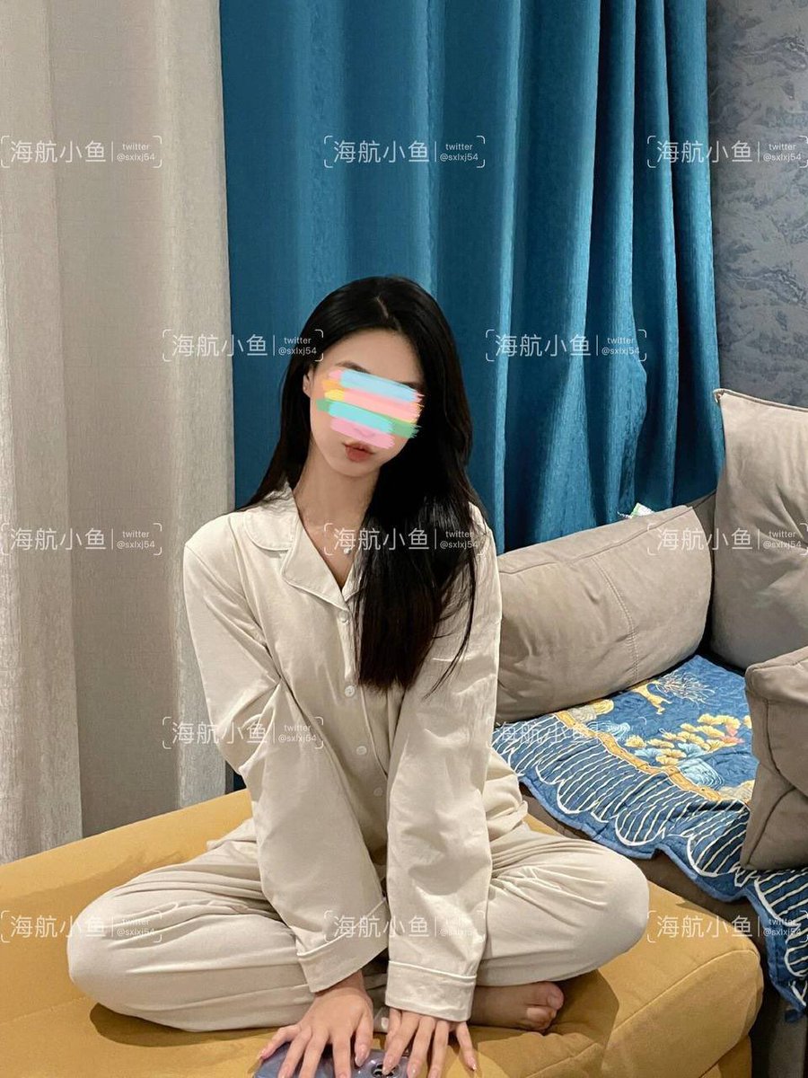 오늘의 포스팅은 귀여운 작은 물고기 이야기예요. 이웃집이랑 비슷해 보이나요?

입술만 보이게 올린 이유는, 혹시 키스하고 싶은 분 계신가요? 하고 물어보고 싶어서예요.