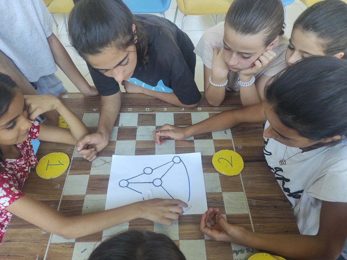 GSB Yaz Kulübü’nde çocuklarımızla bol kahkahalı “Stratejik Takip (Kedi &amp; Fare)” oyunu oynadık. Fareler kaçtı, kediler yakalamak için var gücüyle koştu. Hem heyecan hem eğlence dolu bu oyunda çocuklarımız hızlı düşündü, bolca enerji harcadı ve günün tadını doyasıya çıkardı.