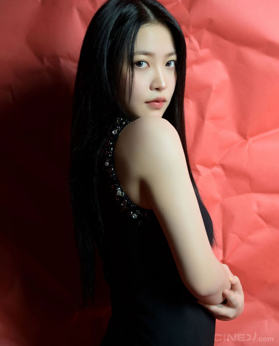 yeristgrm's tweet photo. [INSTAGRAM POST] - 4P

씨네21🖤 저희 영화 강령 내일 개봉해요 !
👤: cine_21
https://t.co/DVLzY8GoYU

@RVsmtown #RedVelvet #레드벨벳 #Yeri #예리  
250805 · 16:31:31 KST https://t.co/Xc53WrBlzY