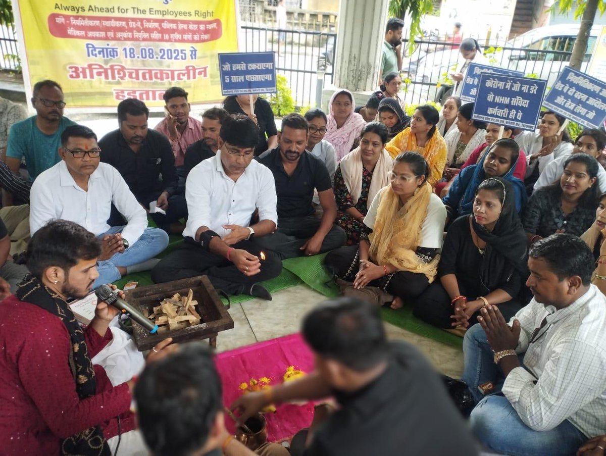 cgdeepak3's tweet photo. @AmitShah @bhupeshbaghel @ArunSao3 @amitkumarmiri @aajtak @BJP4CGState @ChhattisgarhCMO @INCIndia @OPChoudhary_Ind @vijaysharmacg 
NHM स्वास्थ्य संविदा कर्मचारियों के हड़ताल से छत्तीसगढ़ की स्वास्थ्य व्यवस्था Inform पर। मोदी की गारंटी फेल , सरकार को तत्काल संज्ञान लेना चाहिए। https://t.co/rtd2AWlRKH