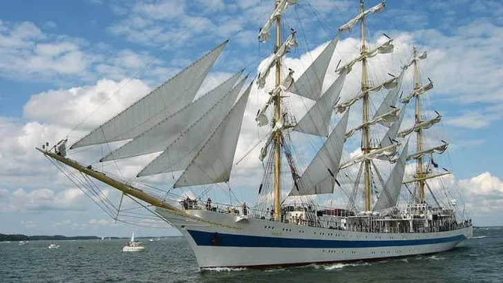 TheOldYeller's tweet photo. Maak van "Sail Amsterdam" maar de Woke-Amsterdamse Bootjesparade.

De prachtige tall ships van Rusland zijn niet uitgenodigd.              
FY Halsema!  FY Amsterdam!🖕🤬🖕
🇷🇺 #Mir #Kruzenshtern #Sedov https://t.co/FLmoqOl33m