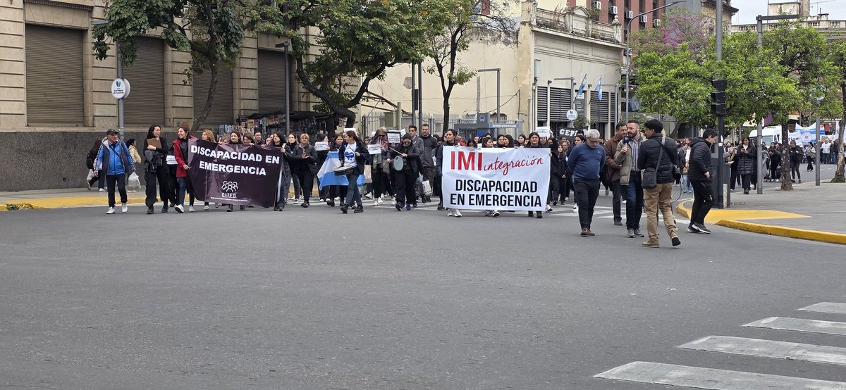 XPeriodismo's tweet photo. #Tucuman
#manifestacion
#discapacidadenemergencia https://t.co/FzERSki0Qx
