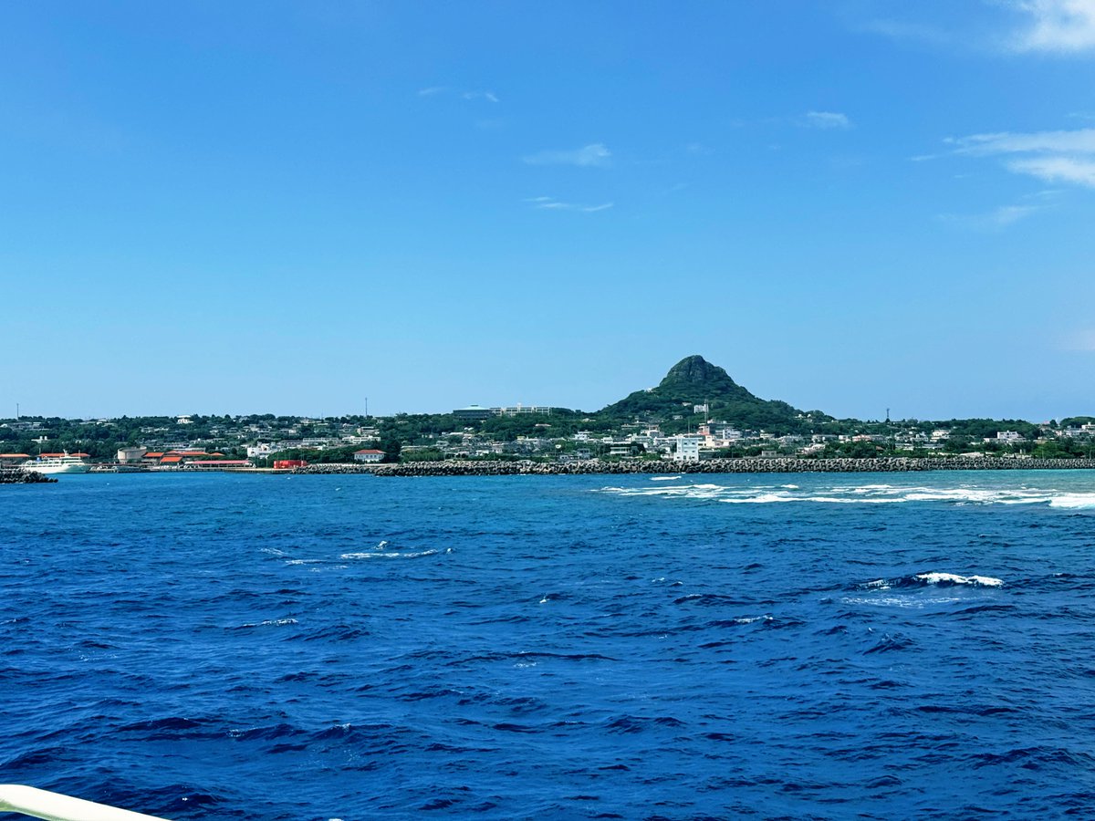 ahiru048's tweet photo. 先々週の沖縄旅行の時に急遽予定にねじ込んで伊江島行ってきた！(メインはジャングリア)
ホテルから伊江島見えるじゃん！！で息子巻き込みましたw
行ってよかった！！
自然が美しいとても小さな島
そんな場所もでも戦地になっていたなんて😢
今度はゆっくり行きたいな

#木の上の軍隊 
#ロケ地巡り https://t.co/IcCcE5Nkm5