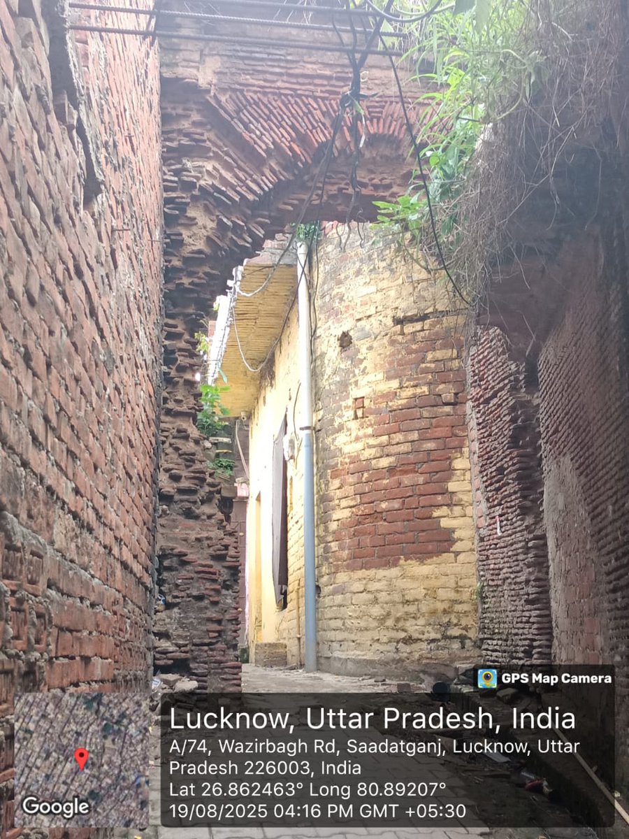SHADIABBAS0786's tweet photo. *शिया समुदाय की अंजुमनो के बाद हैदरी टास्क फ़ोर्स ने भी मुत्तावल्ली शौज़ब रिज़वी पर जताई नाराज़गी*

मामला राजधानी लखनऊ के थाना सहादत गंज छेत्र के अंतर्गत आने वाले इमामबाड़ा मुग़ल साहिबा का बताया जा रहा है जहाँ की बोसीदा वा जर्ज़र हालत को देखते हुए शिया समुदाय की अंजुमनो ने इमामबाड़े वा मस्जिद मुग़ल साहिबा की तमीर को लेकर काफी आक्रोश देखने को मिला था वही कही न कही हैदरी टास्क फ़ोर्स ने भी मौके पर पहुंच कर इमामबाड़े के मुतावल्ली शौज़ब रिज़वी पर नाराज़गी जताई है, वही मुतावल्ली शौज़ब रिज़वी के ऊपर छेत्रिये लोगो द्वारा कई आरोप भी लगाए गए, दरगाह हज़रत अब्बास(अ. स) के मुतावल्ली मीसम रिज़वी ने भी अंजुमन हाय मातमी के साथ मौके पर जाकर इमामबाड़ा वा मस्जिद मुग़ल साहिबा की जर्जर हालत पर कई सवाल भी उठाये है, आपको बता दें की मस्जिद मुग़ल साहिबा तक जाने वाले गेट की हालत तो इतनी नाजुक है की वाह किसी भी समय ढेह सकता है जिससे मस्जिद मे आने जाने वालो लोगो पर खतरा लगातार बना हुआ है,छेत्रिये लोगो का कहना है की जल्द ही मस्जिद मुग़ल साहिबा के गेट मे मरम्मत का कार्य नहीं कराया गया तो हो सकता है कोई बड़ा हादसा,कृपया संज्ञान लें 
@myogiadityanath 
@myogioffice 
@alizaidi4india 
@UPShiaCWB 
@DainikBhaskar 
@JagranNews 
@AmarUjalaNews 
@TheViralFever