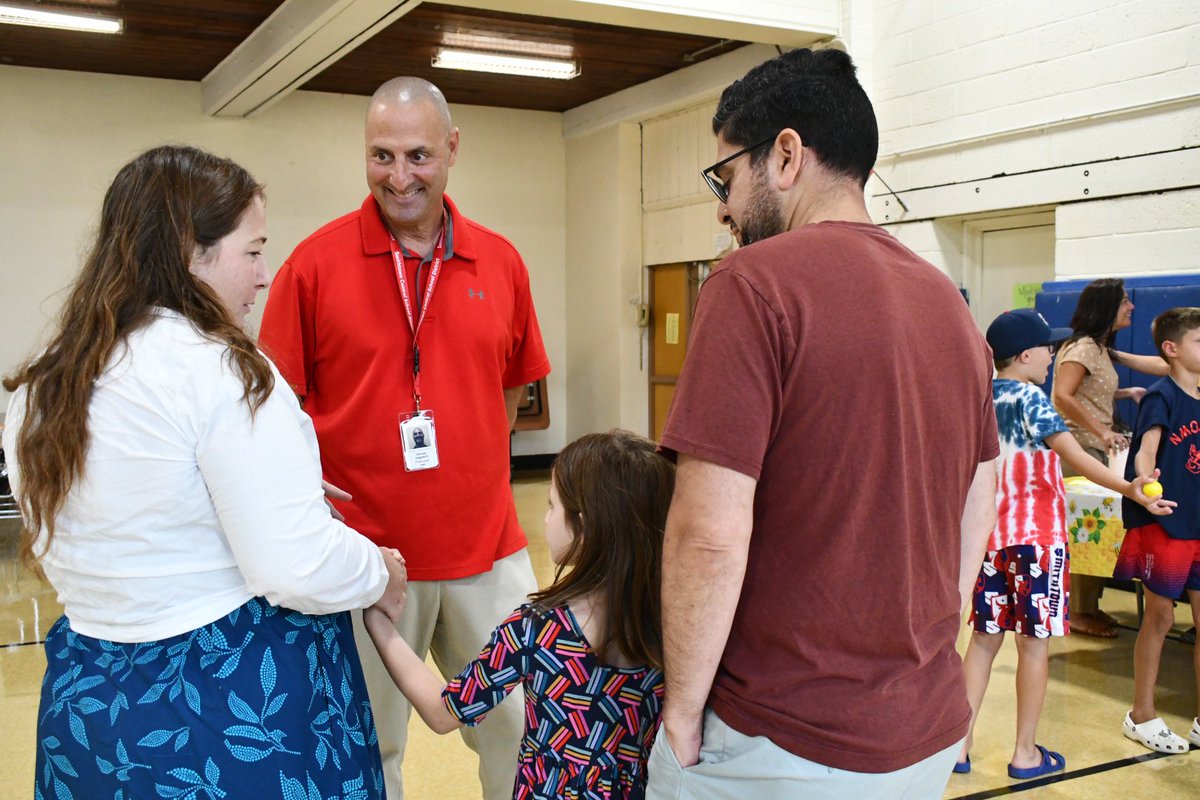 SmithtownCSD's tweet photo. PRETZELS WITH THE PRINCIPAL 🥨 

What better way to get to know his new community then to share a
pretzel with them?   
Smithtown Elementary School Interim Principal, George Gagliardi, held a “Pretzels with the Principal” get together on
Wednesday morning.
#BELIEVE https://t.co/yd7cVRCNTX