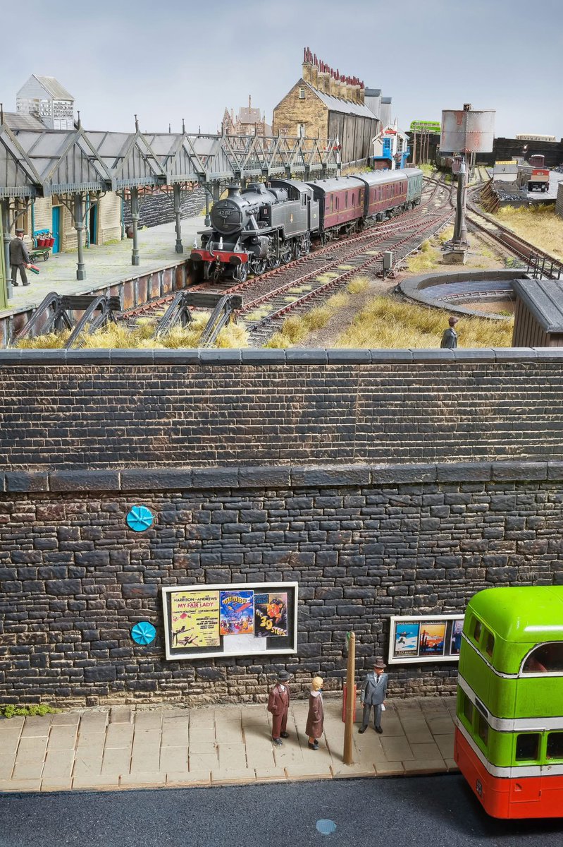EMGauge's tweet photo. Our layout previews for expoEM Summer continue with “Halifax King Cross”, based on the Halifax High Level Railway which was a short branch line opened in 1890 to carry coal and goods traffic to the higher regions of the town. 🗓️ 30/1 Aug 📍WF2 7EL 🎟️ £11 on the door #expoEM https://t.co/nKkvVKJ0iE