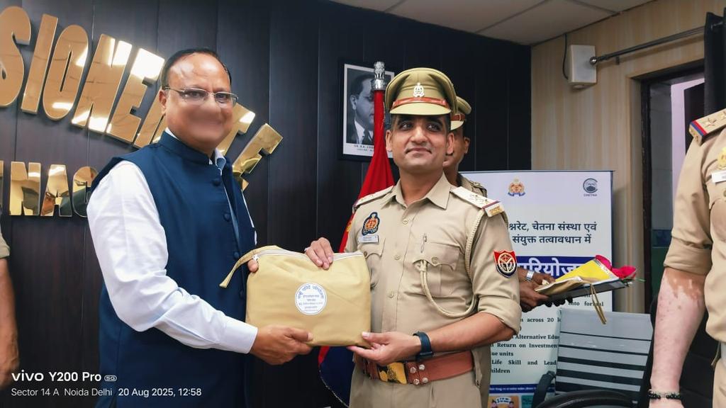 Noida Traffic Police tweet media