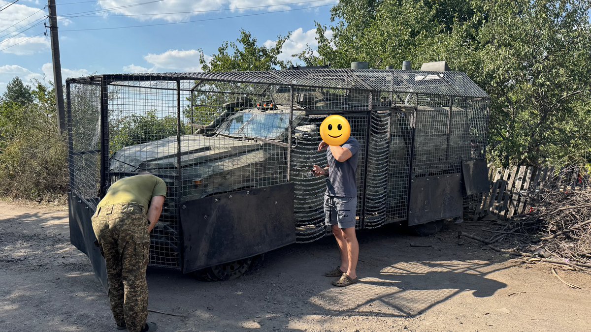 Charline Hurel (@charlinehurel) on Twitter photo Sur le front, après avoir roulé sur une mine. Heureusement nous étions dans un véhicule blindé, gratitude infinie envers le soldat chauffeur. Lui, c’est son quotidien
#Donbass #Ukraine avec <a href="/AxelChMe/">Axel.Charles-Messance</a> Sur le front, après avoir roulé sur une mine. Heureusement nous étions dans un véhicule blindé, gratitude infinie envers le soldat chauffeur. Lui, c’est son quotidien
#Donbass #Ukraine avec <a href="/AxelChMe/">Axel.Charles-Messance</a>