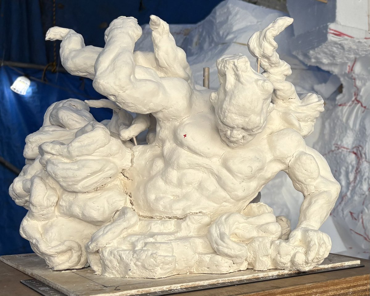 昨日に続き、御輿制作の現場から📣
今日は【油画・建築・声楽・古楽・指揮・オルガン・打楽器】チームのテント設営、仮マケット&amp;本マケットの様子をお届けします！

暑さの中でもどんどん作業が進んでいて、現場の熱気が伝わってきます🔥