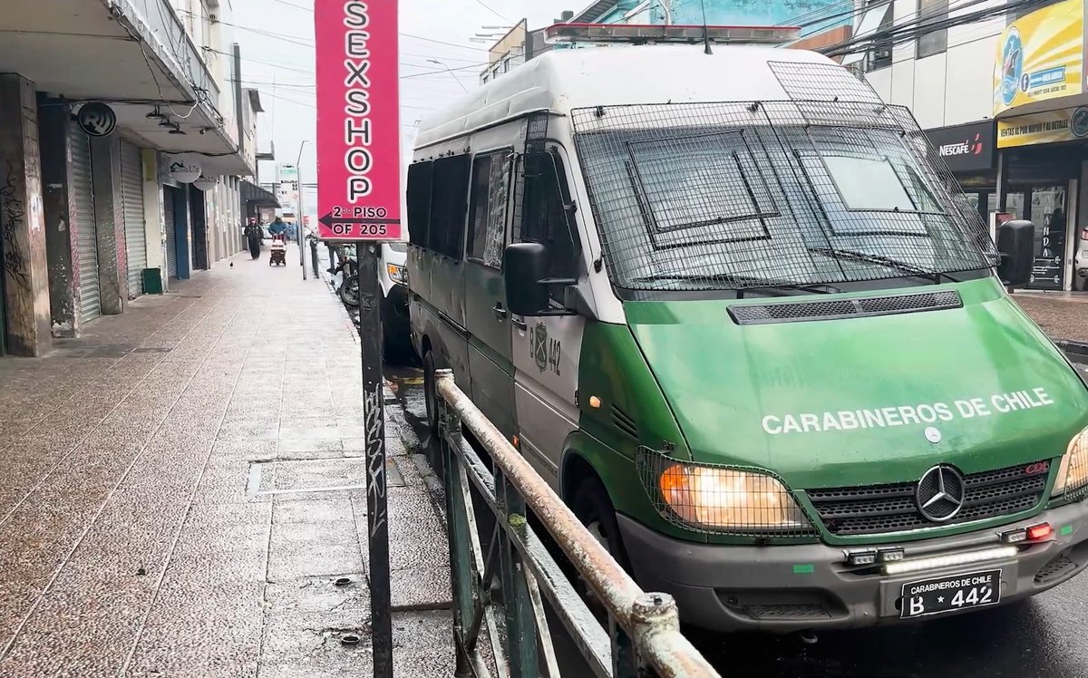 TEMUCO:
Sin comercio ambulante amaneció el centro de Temuco tras el operativo de desalojo efectuado por Seguridad Municipal y Carabineros. Más de 200 puestos que no contaban con autorización fueron retirados en las últimas horas. <a href="/Cooperativa/">Cooperativa</a>