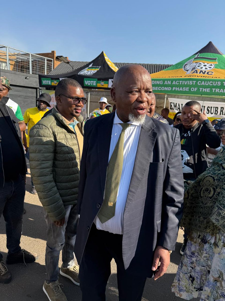 The ANCYL delegation, led by President Cde Collen Malatji, joined ANC National Chairperson Cde Gwede Mantashe in paying homage at the home of Cde Lindiwe Ntshalintshali to convey condolences on the passing of her mother and grandson.

May their souls rest in peace. 

#ANCYLatWork