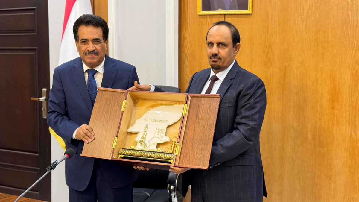 كرمنا اليوم، السفير سالم احمد عبدالرحمن بلفقيه، تقديرا لجهوده المخلصة في خدمة المحافظة .

جاء التكريم في مستهل اجتماع المكتب التنفيذي بالمكلا، بمناسبة تعيينه سفيرا فوق العادة ومفوضا لدى جمهورية اندونيسيا الشقيقة، واعترافا بما قدمه خلال فترة عمله عضوا في المكتب التنفيذي عبر قيادته