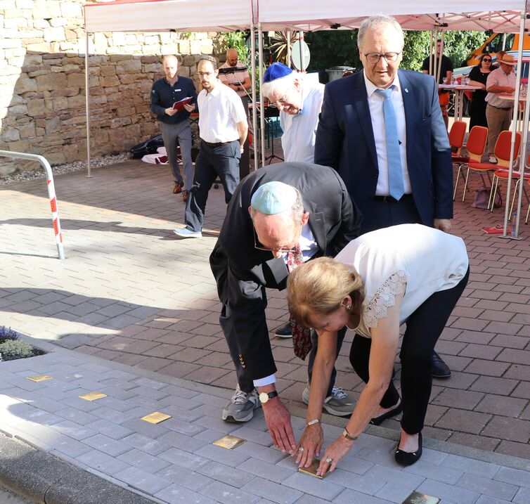 Neue #Stolpersteine in #Flehingen: Erinnerung an die Familie Bierig bewahren eppingen.org/de/nachrichten… #StumblingStones #pierresdachoppement #Kamenyzmizelých #Struikelstenen #Pietrediinciampo #llambordes