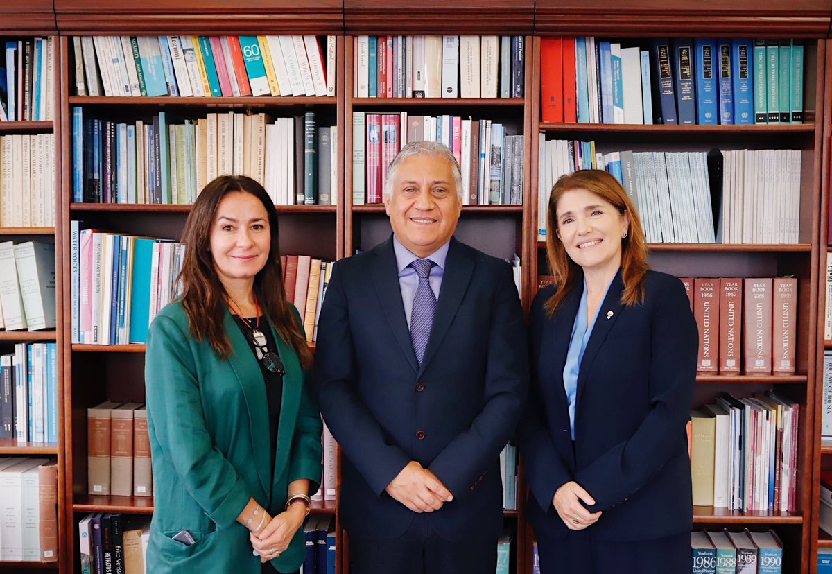 📍 En el marco de la segunda sesión de la Comisión Preparatoria del Acuerdo BBNJ en Nueva York, el subsecretario del <a href="/mop_chile/">Ministerio de Obras Públicas🇨🇱</a>, Danilo Núñez Izquierdo, junto a la directora de Arquitectura MOP, Loreto Wahr, se reunieron con la embajadora <a href="/ChileONU/">ChileONU 🇨🇱</a>, Paula Narváez.