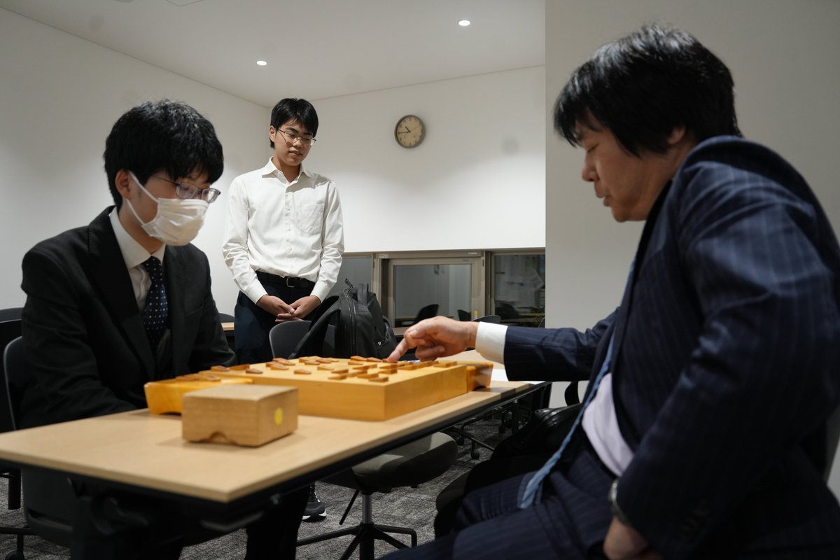 佐〉Ｂ級２組順位戦４回戦で藤井九段に敗れた藤本渚六段は、感想戦を終えた後、記者室をのぞいて、「お疲れさまです」と記者をねぎらってくれた後、ペコリと一礼をして、引きあげていきました。美しい、と感じました。