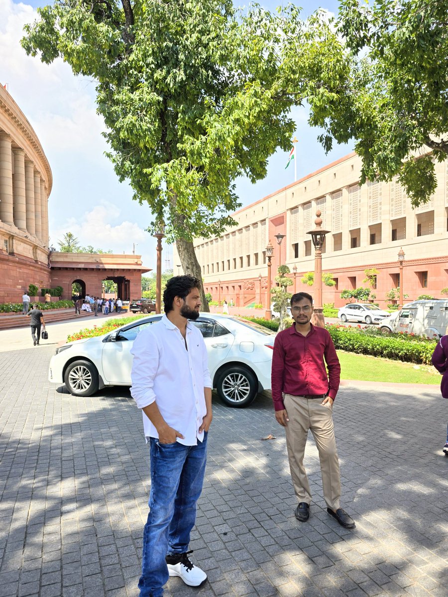 JaikyYadav16's tweet photo. आज दिल्ली में संसद भवन में रहना हुआ। संसद भवन में जैसे ही अंदर गया वैसे ही मुझे बुखार ने बुरी तरह से जकड़ लिया।

स्वास्थ्य ठीक न होने के कारण पार्लियामेंट में अच्छे से घूम न सका। https://t.co/L5pAVbqBZN