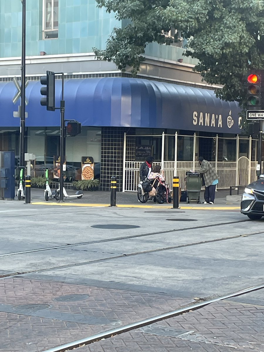 SacWalkSafe's tweet image. Perfect Storm of Dumb Policies colliding: #DefundthePolice + #HousingFirst + No Enforcement of Laws we voted for = total 💩🎪 when guy barricades himself in St Clare homeless housing + @SacPolice with 6+ squad cars + officers time. @MayorMcCarty how’s that budget deficit?