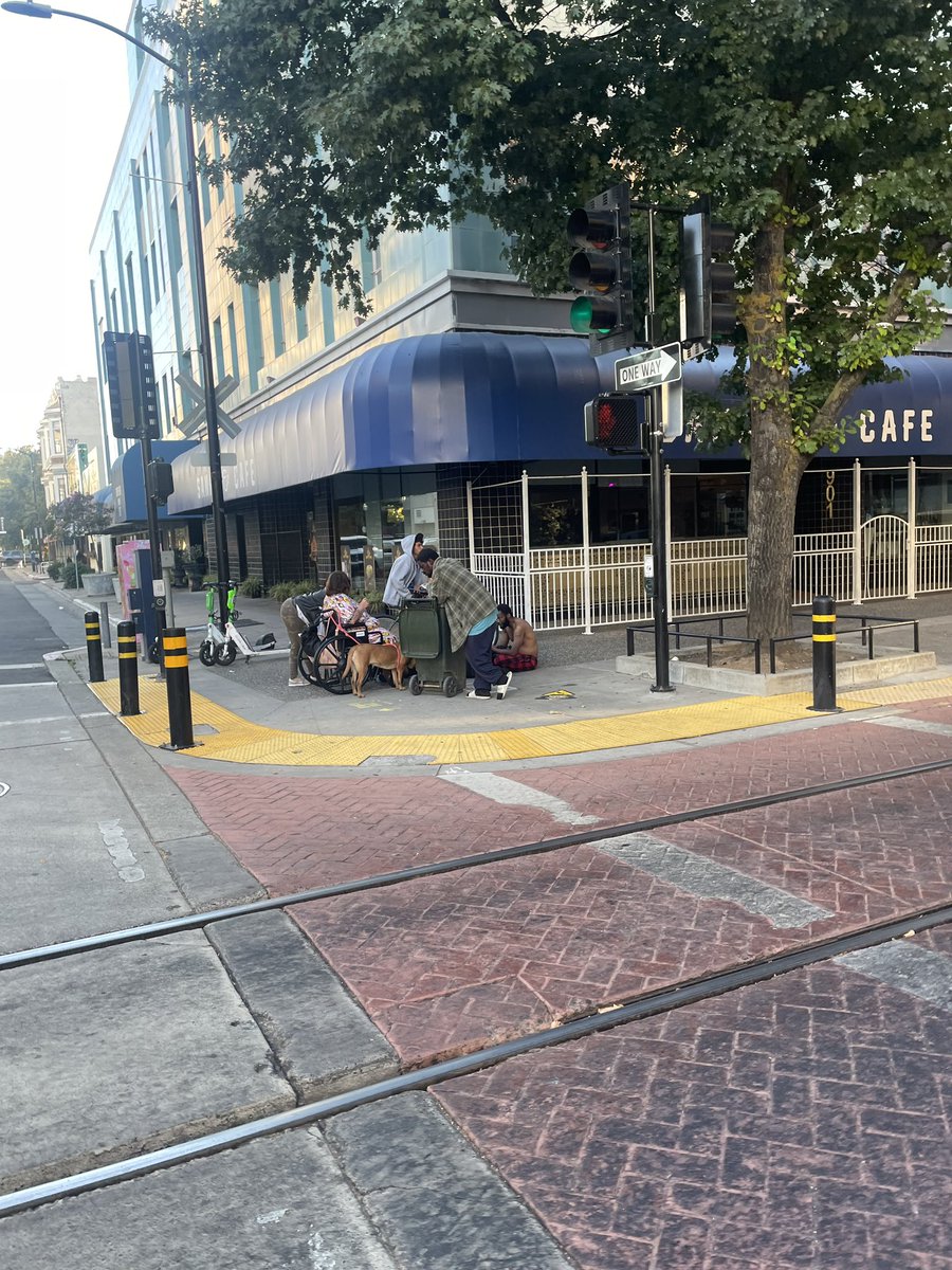 SacWalkSafe's tweet image. Perfect Storm of Dumb Policies colliding: #DefundthePolice + #HousingFirst + No Enforcement of Laws we voted for = total 💩🎪 when guy barricades himself in St Clare homeless housing + @SacPolice with 6+ squad cars + officers time. @MayorMcCarty how’s that budget deficit?