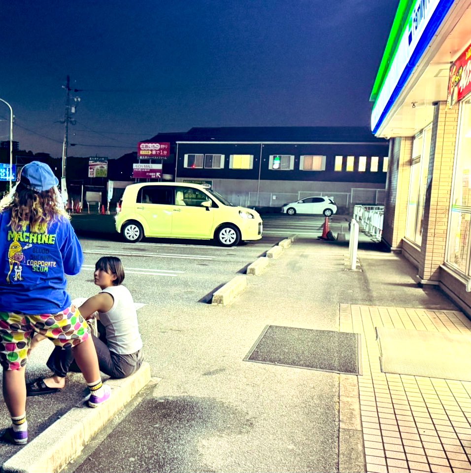うちのモカさん
阿波踊りの動画みて感動したぁって話して、さっき急に
｢ママー！モカもできるかも｣
って言って成人式で使った
足袋引っ張りだして履いてきて
踊り出した。。。。
偽物の阿波踊りを見せてもらった。平和です(笑)

おやすみなさいまし(´◉ω◉` )