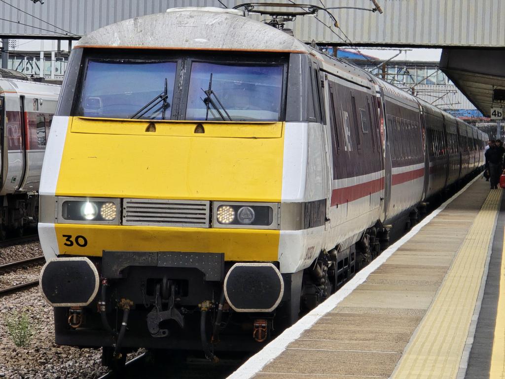 Even more locos at Peterborough earlier.

66545 on the London Gateway to Leeds FLT
91111 heading for the capital
66066 roaming around for a 3rd day in a row
91130 arriving to take me back to Doncaster (I'm quite familiar with this route now 🤣)