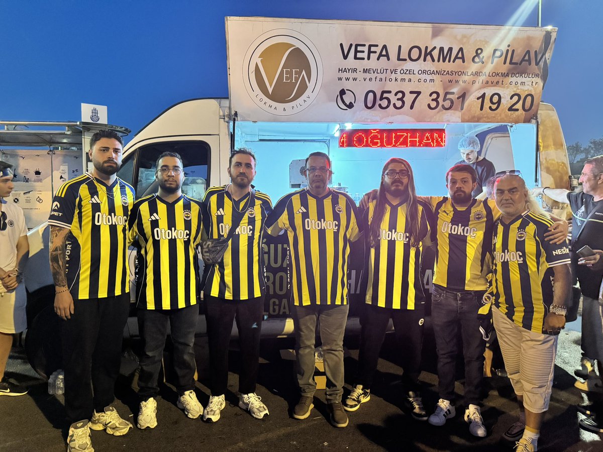 feritkw's tweet image. Bu acılı günlerinde bizleri kırmayıp Jrokez kardeşimizin babası ve abisi güzel bir anı bırakmak için, onun hatırasını yaşatmak için bizimle birlikte oldular.Kardeşimizin son isteği için #JrokezİcinFener