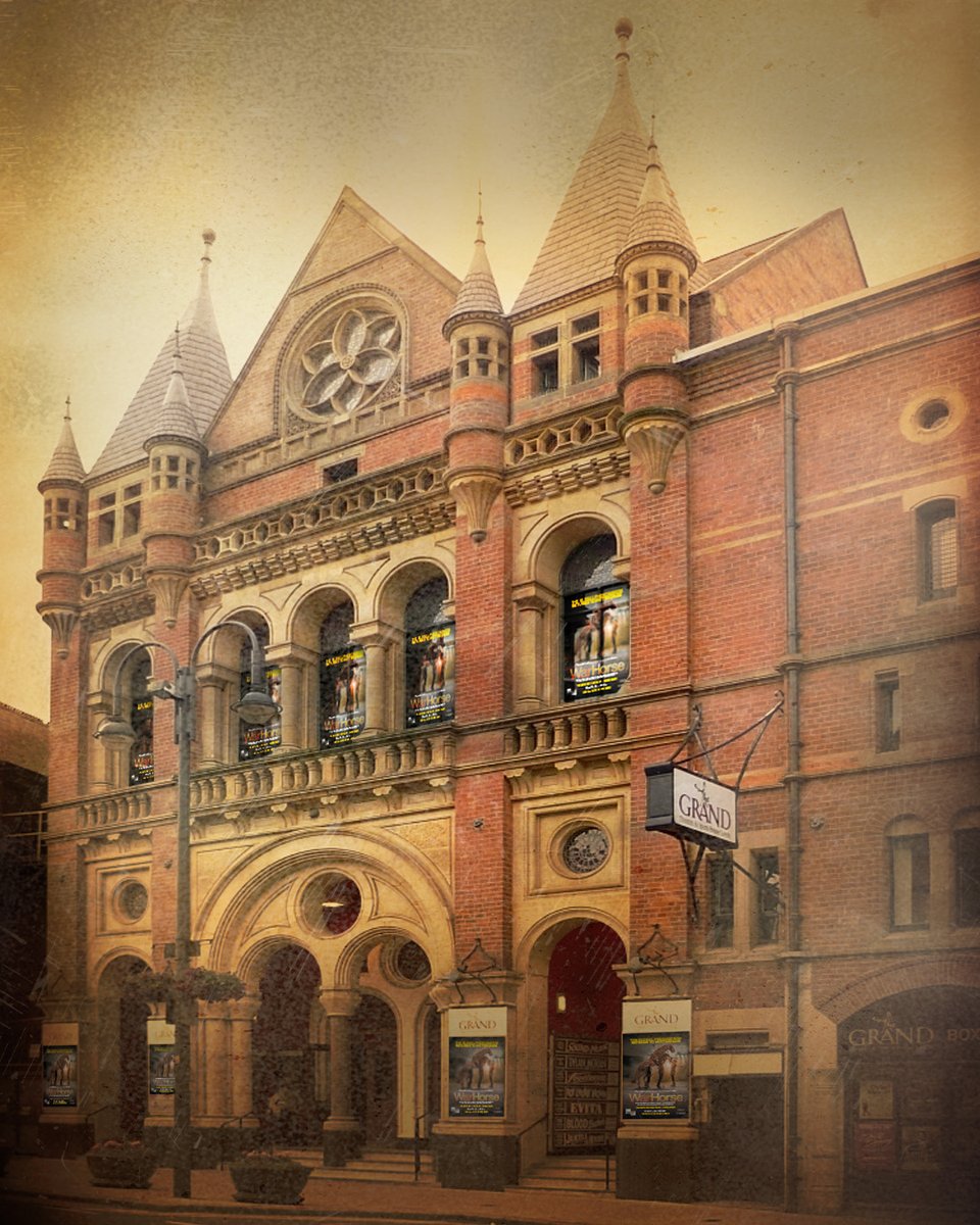 LEEDS, #WarHorseOnStage performances have officially begun.

📍Leeds Grand Theatre
🗓️ 19 Aug - 6 Sep
🎟️ warhorseonstage.com