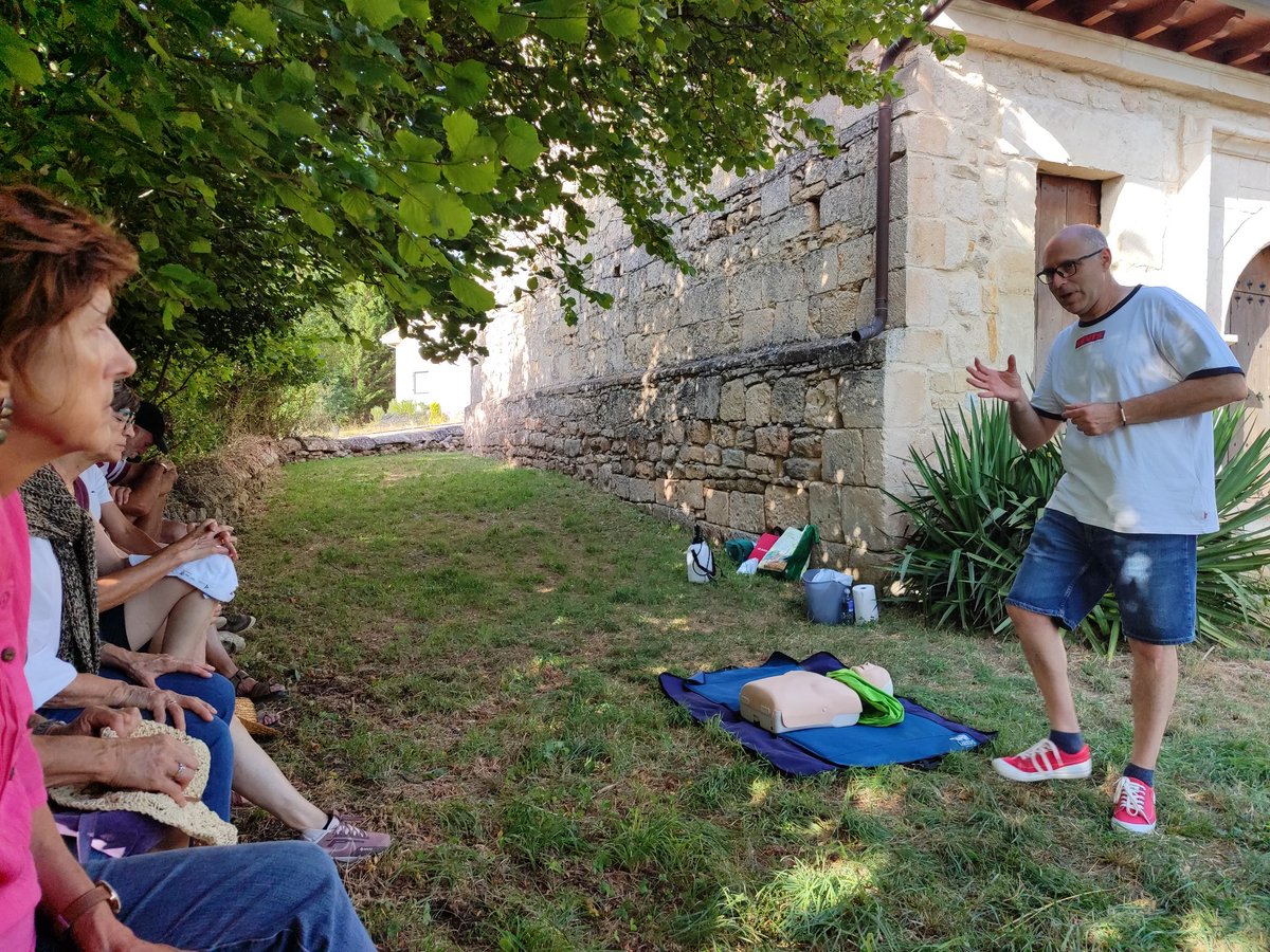 Gracias por la asistencia y la participación en el taller de Primeros auxilios. Saber hacer una RCP, usar un desfibrilador y practicar la maniobra de Heimlich, suponen poder ayudar a salvar una vida.
#SomosPotablesYa
#FresnedoPotableForever