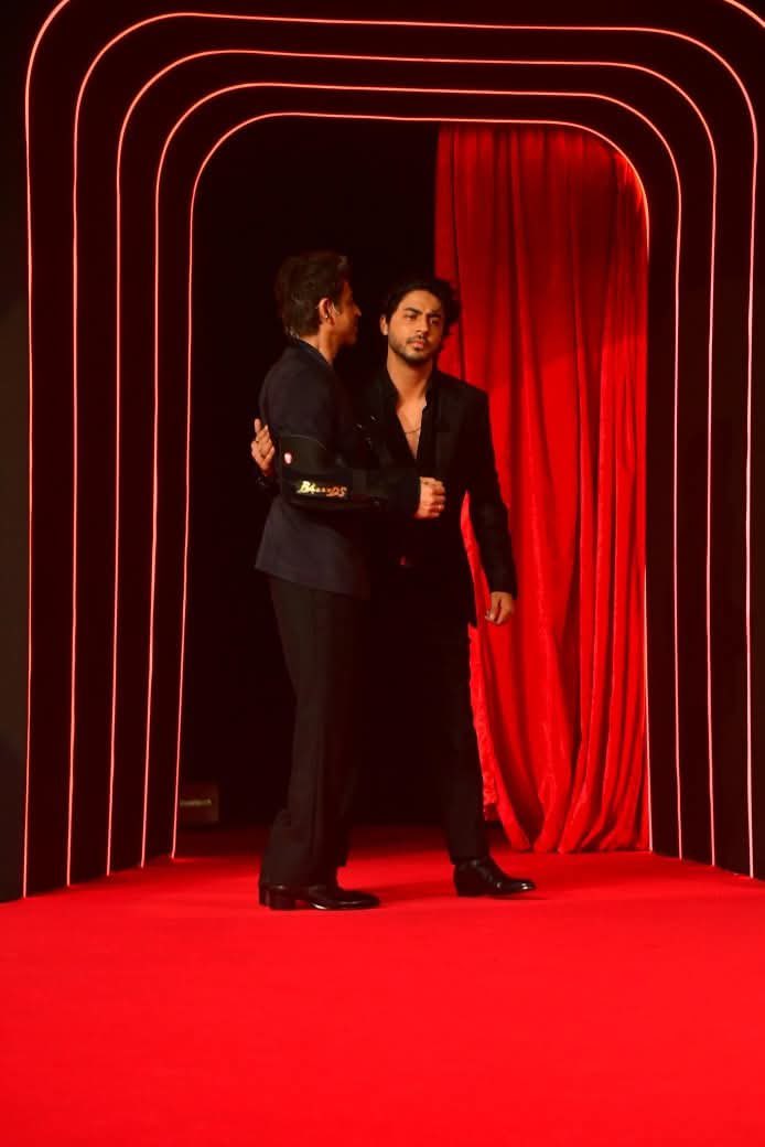 SRKCHENNAIFC's tweet photo. More Pics-2: King 👑 Khan with Aryan at the preview of The Bads of Bollywood. 

@iamsrk @gaurikhan @RedChilliesEnt @NetflixIndia @BilalS158

#ShahRukhKhan #AryanKhan #TheBadsOfBollywood #TheBadsOfBollywoodOnNetflix https://t.co/VUDaPaglNU