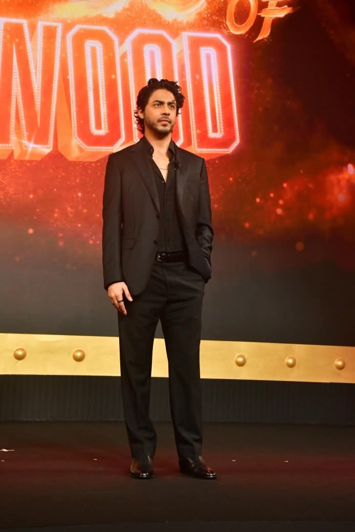 SRKCHENNAIFC's tweet photo. More Pics-3: King 👑 Khan with Aryan at the preview of The Bads of Bollywood. 

@iamsrk @gaurikhan @RedChilliesEnt @NetflixIndia @BilalS158

#ShahRukhKhan #AryanKhan #TheBadsOfBollywood #TheBadsOfBollywoodOnNetflix https://t.co/XfAvVhUvg3