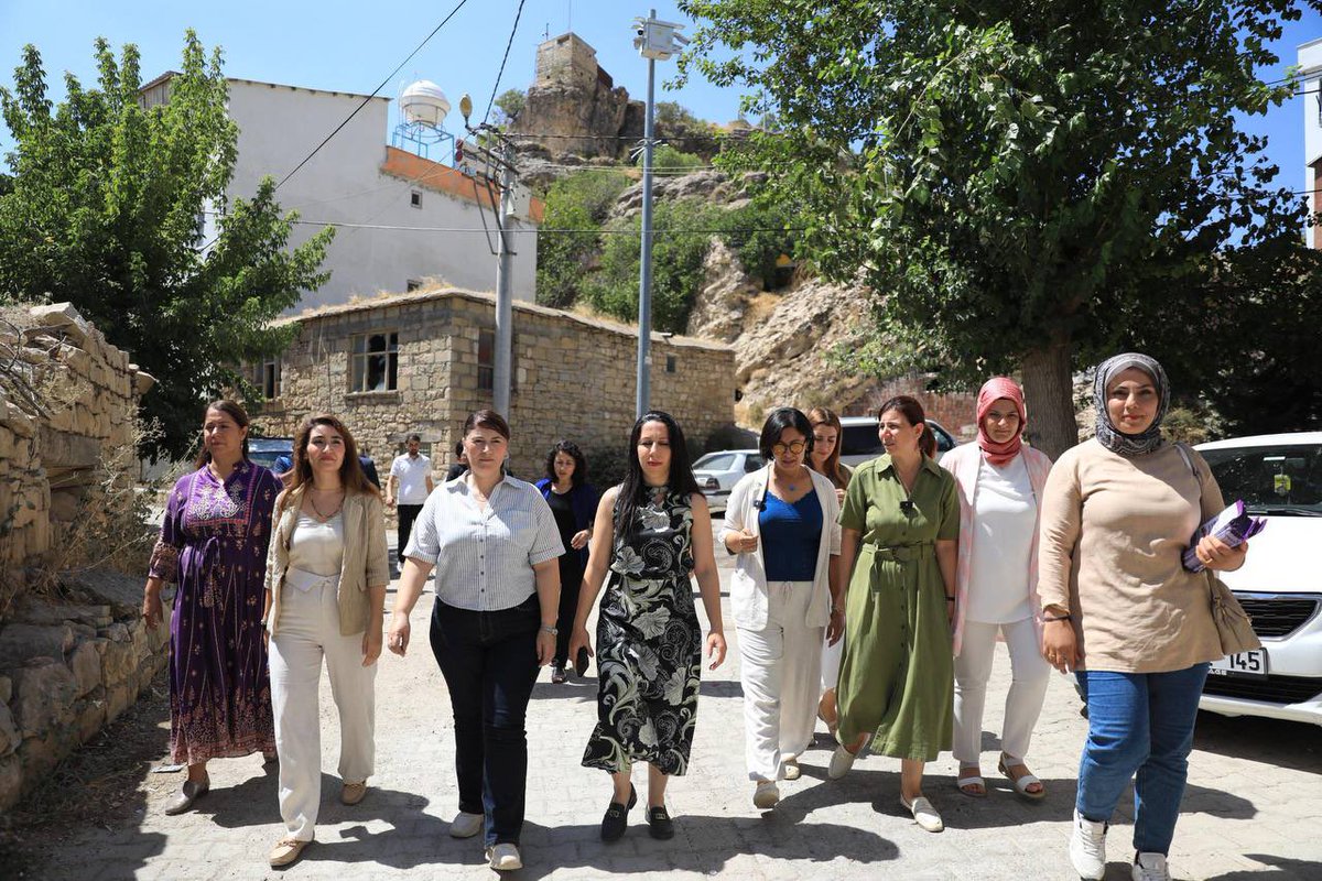 🟪Dicle’de kadınlarla buluştuk. “Sözümüz Bitmedi, Şiddeti Birlikte Durduracağız” kampanyamız kapsamında yaptığımız esnaf ziyaretleri ve mahalle buluşmalarında kadın arkadaşlarımızın önerilerini dinledik. Kadınlar, toplumsal yaşamın öncüsü ve eşit, özgür bir geleceğin kurucu