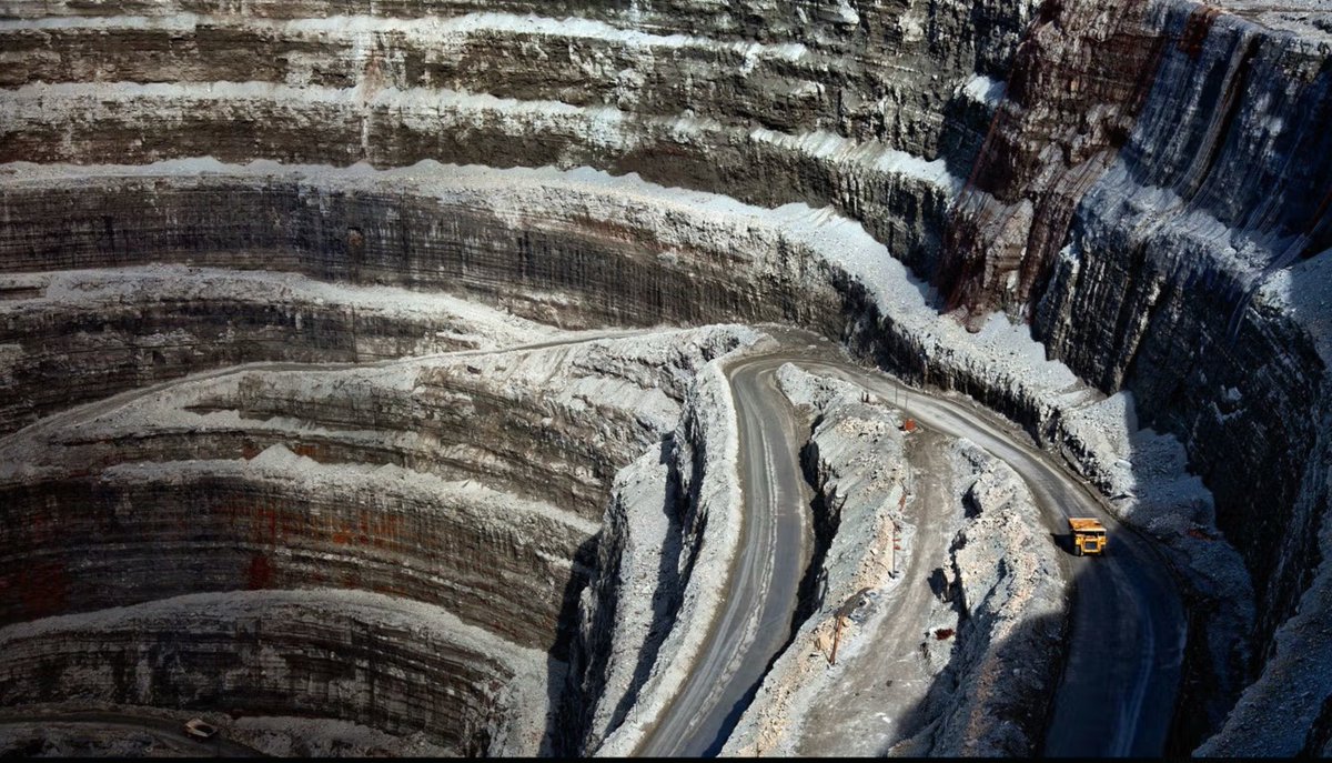 Учительница и Алмазы: 

Как "Алроса" обошла все санкции, введенные для торговли российскими алмазами, записав свою экспортную компанию на жену офицера ФСБ, которая раньше работала учительницей в школе. Новое расследование <a href="/arctida_io/">Arctida</a> 

arctida.io/ru/investigati…