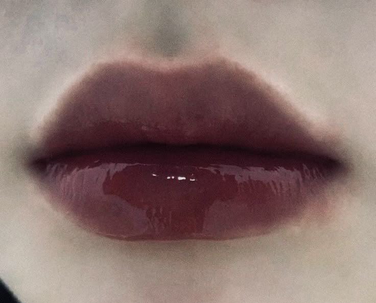 jiaa_xo's tweet image. dark, moody brown-mauve lip colours like these