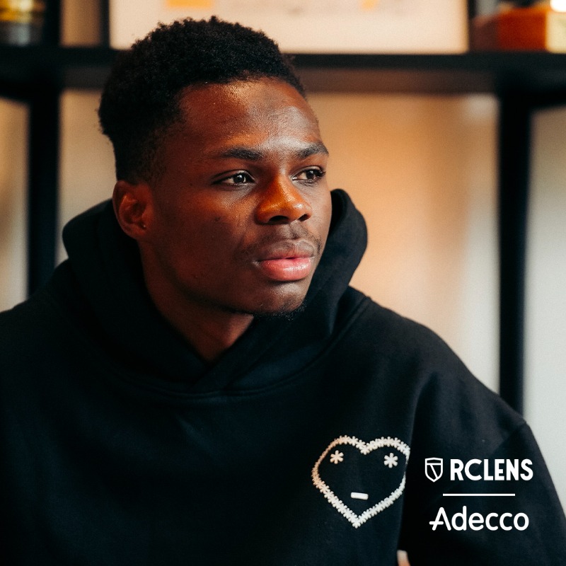RCLens's tweet photo. 𝙽𝚘𝚞𝚟𝚎𝚊𝚞 𝙻𝙴𝙽𝚂𝙾𝙸𝚂 : Mamadou Sangaré ❤💛

Milieu talentueux, révélé au @skrapid, l'international malien vient apporter son profil complet à l’entrejeu artésien. Inlassable récupérateur, le nouveau numéro 8 sang et or a paraphé jusqu'en 2030. ✍️
