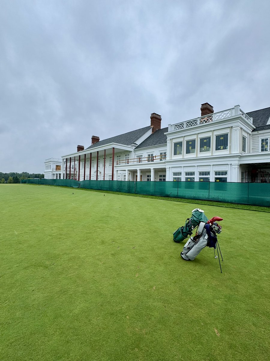 NationGolfing's tweet image. The new clubhouse at Oakland Hills is almost completed and it’s going to be absolutely incredible. There’s something about a clubhouse that sits on high ground overlooking it all. One of the cathedrals of golf. #golftwitter