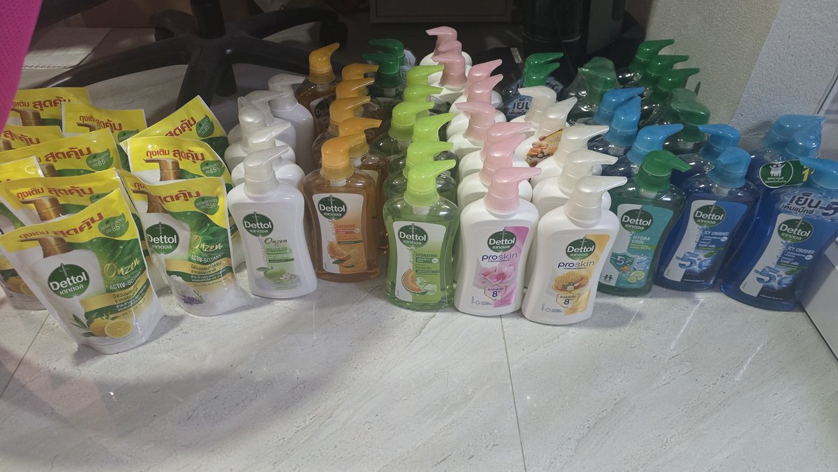 ขอเนียนใช้ช่วงชุลมุนนะคะ
5 ขวด 400 รวมส่ง แถมการ์ด 1
ขวดละ 70 300 ส่งฟรี no card
กลิ่นแอปเปิ้ล 5 ขวดสุดท้ายค่ะ!!!!😂
#DettolProskinXZeeNunew