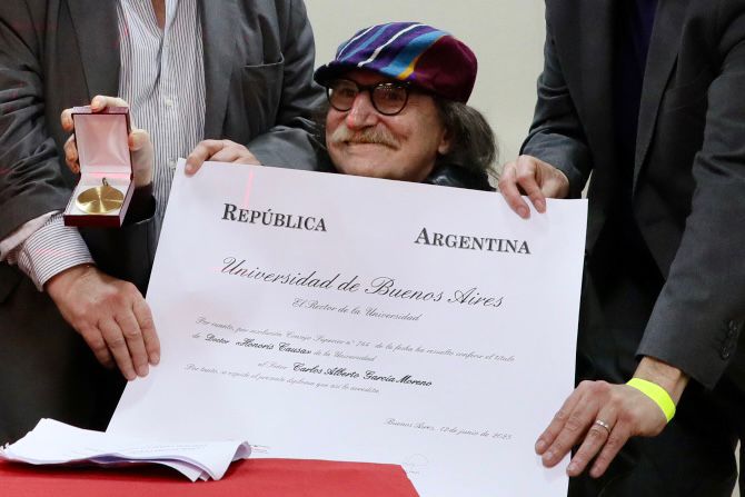 conduccionFUBA's tweet photo. LA UBA LE OTORGÓ EL TÍTULO DE DOCTOR HONORIS CAUSA A CHARLY GARCÍA 🎶✨

En un acto en la Facultad de Filosofía y Letras, se entregó su máxima distinción honorífica a uno de los artistas más influyentes de nuestra cultura.

“Desde ahora pasaré a llamarme doctor Charly García” https://t.co/KPXucZXS4u