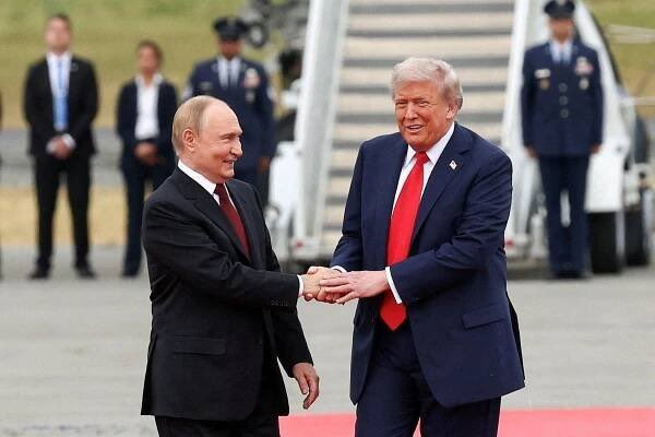 Abraham Hoffman (@pithytruth) on Twitter photo Has Putin-admiring <a href="/POTUS/">President Donald J. Trump</a> <a href="/realDonaldTrump/">Donald J. Trump</a> greeted Zelensky this warmly? Has Putin-admiring <a href="/POTUS/">President Donald J. Trump</a> <a href="/realDonaldTrump/">Donald J. Trump</a> greeted Zelensky this warmly?