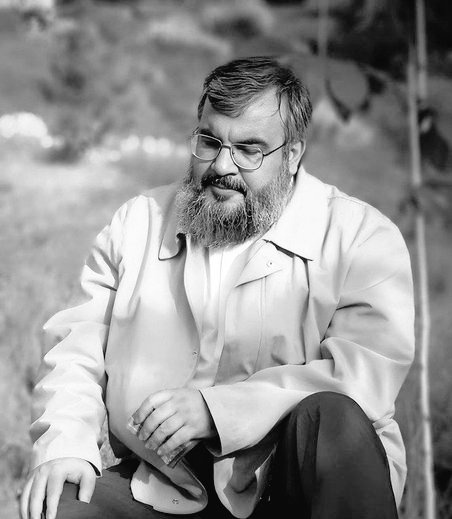 شهادة لله يوم القاه بأننا كعرب ومسلمين أجمع ظلمنا هذا الرجل كثيراً !

منذ اليوم التالي للطوفان، ارتفعت أصوات التشكيك لتطعن في خطاباته الصادقة، الواضحة، الصارخة في وجه الكيان الغاصـ.ب.
قالوا عنها: كلمات لا تُضرّ إسـ..رائيل! شعارات جوفاء!
مع أنهُ القائد الوحيد الذي قال : لا
قولاً