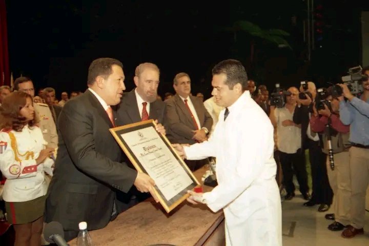 🇨🇺Hace 20 años #Fidel vio los primeros frutos de uno de sus grandes sueños: graduar médicos para el mundo, para los pobres, para los pueblos. Así a Escuela Latinoamericana de Medicina inició un camino de cambio y de solidaridad.
