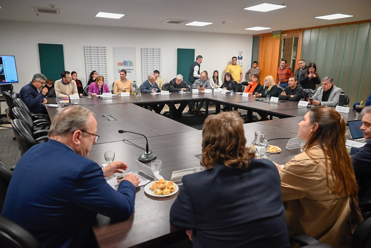 En reunión conjunta de cinco comisiones aprobamos en el día de ayer, el proyecto de ley de consorcios regionales. #CaminosRurales #Innovación #Reestructuración #Mejoras