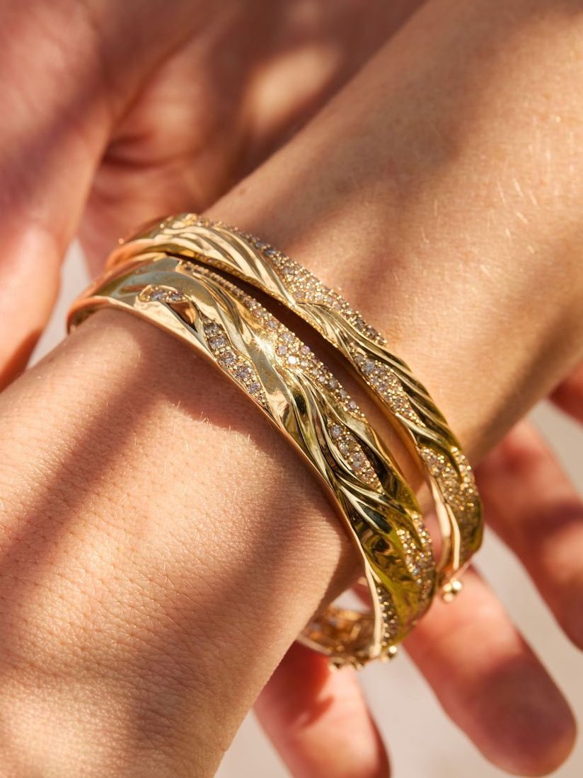 Le_Vian's tweet photo. These gold bangle styles live on your wrist as a reminder to never forget you deserve nothing but the best 💛
#levian #gold #goldjewelry #goldstyle #goldbangles #goldbracelets #finejewelry #jewelry #luxury #style #fashion https://t.co/BTjM2aNsgE