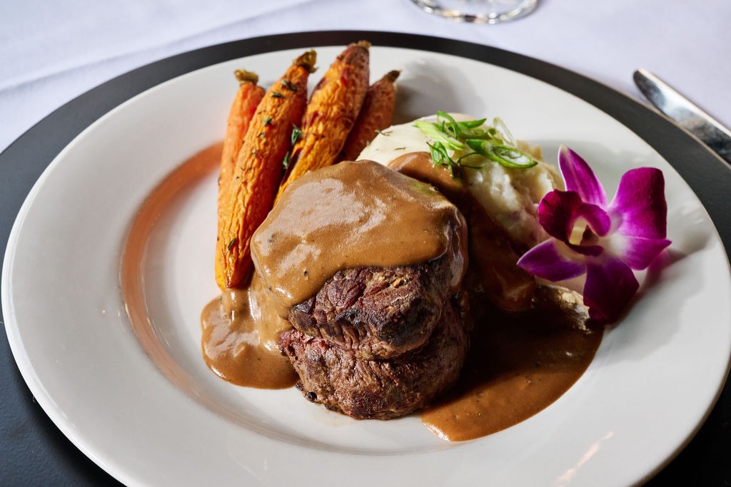 𝑺𝒊𝒎𝒑𝒍𝒚 𝑬𝒍𝒆𝒈𝒂𝒏𝒕: 𝑩𝒆𝒆𝒇 𝑻𝒆𝒏𝒅𝒆𝒓𝒍𝒐𝒊𝒏 🥩✨

Slow-roasted to perfection, our beef tenderloin is melt-in-your-mouth tender and topped with a bold bourbon peppercorn sauce that balances richness with just the right heat.