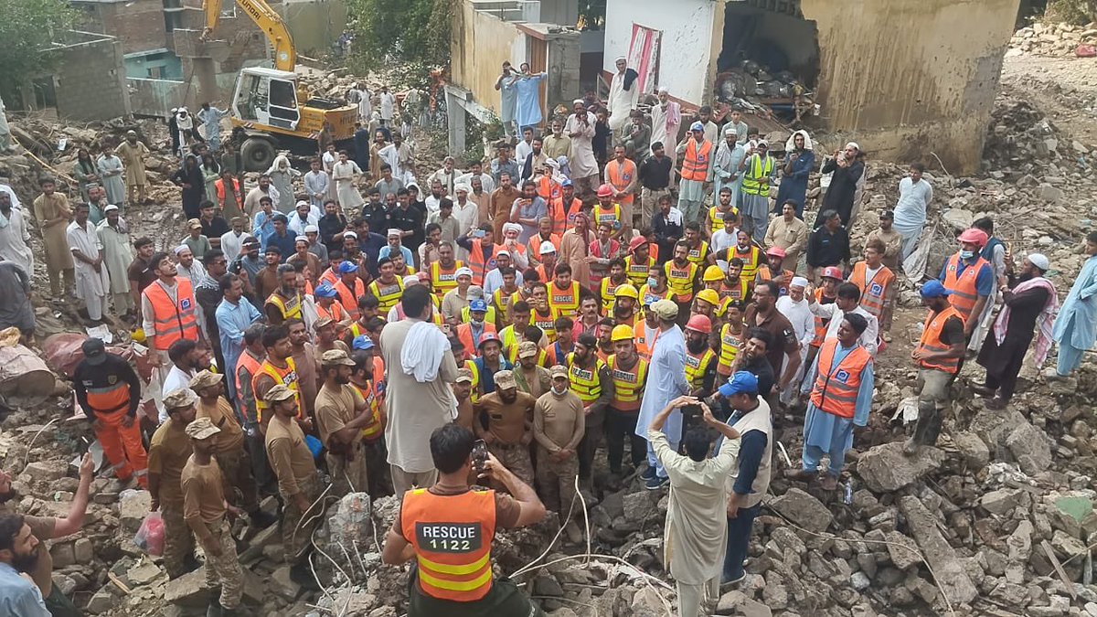 farazAmughal's tweet photo. صوابی میں کلاوڈ برسٹ سے متاثرہ علاقہ میں ریسکیو و ریلیف سرگرمیاں جاری ۔۔
#bunerflood
#districtadministrationbuner
#DcBuner
#rehabilitation https://t.co/lfaHeCmDjW