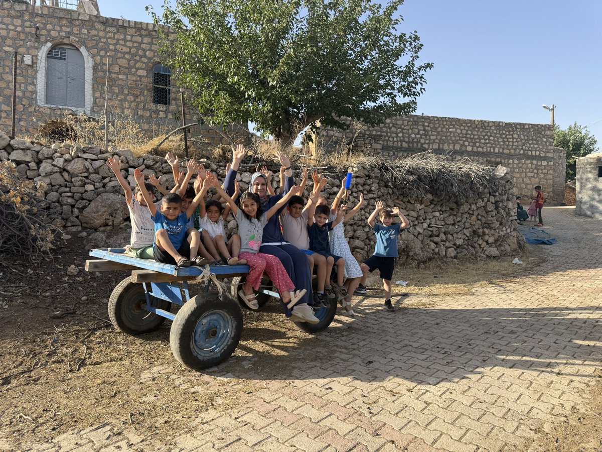 akkadin_mardin's tweet photo. 🪿 #KöyKardeşliği projemiz ile; Anadolu’nun kadim kültürünü, örf ve adetlerimizi ve dayanışma ruhumuzu yaşatıyoruz.
🤝 Birlikte üretiyor, birlikte paylaşıyor; köklü kültürel mirasımızı geleceğe kararlılıkla taşıyoruz.
#Mardin #TekkuyuKöyü #Mermare https://t.co/eB9wPoGndD